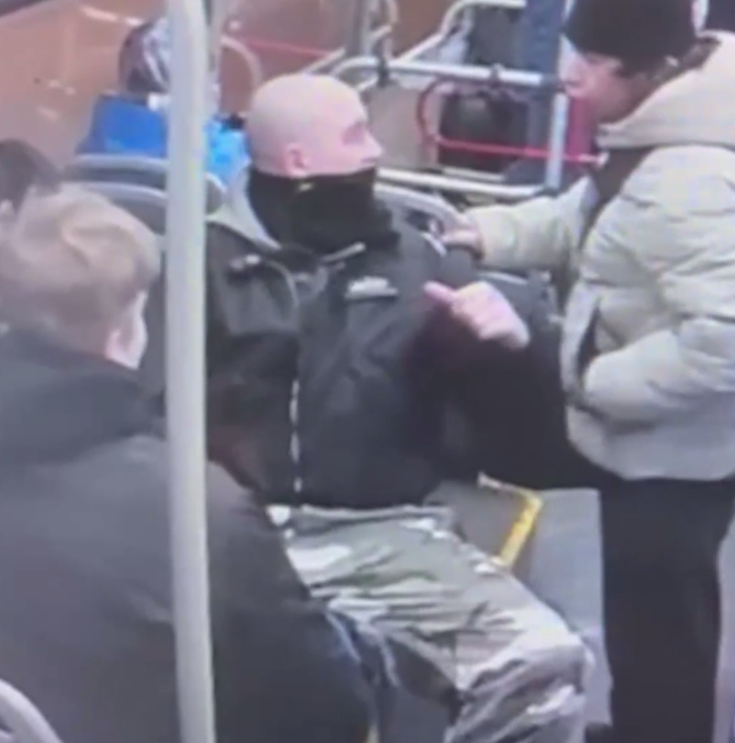 Момент, когда молодые люди вступили в перепалку