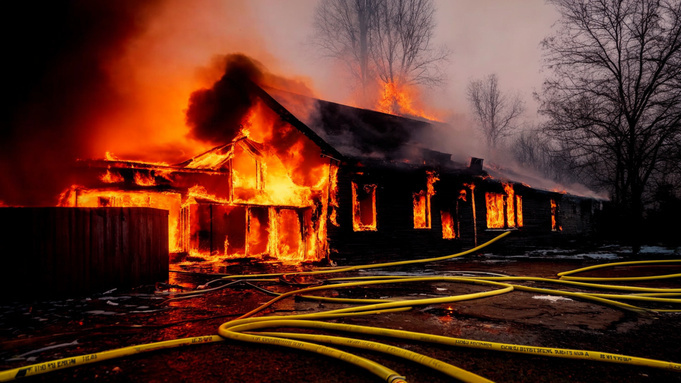 В Белокурихе мощный пожар охватил 100 квадратных метров надворной постройки