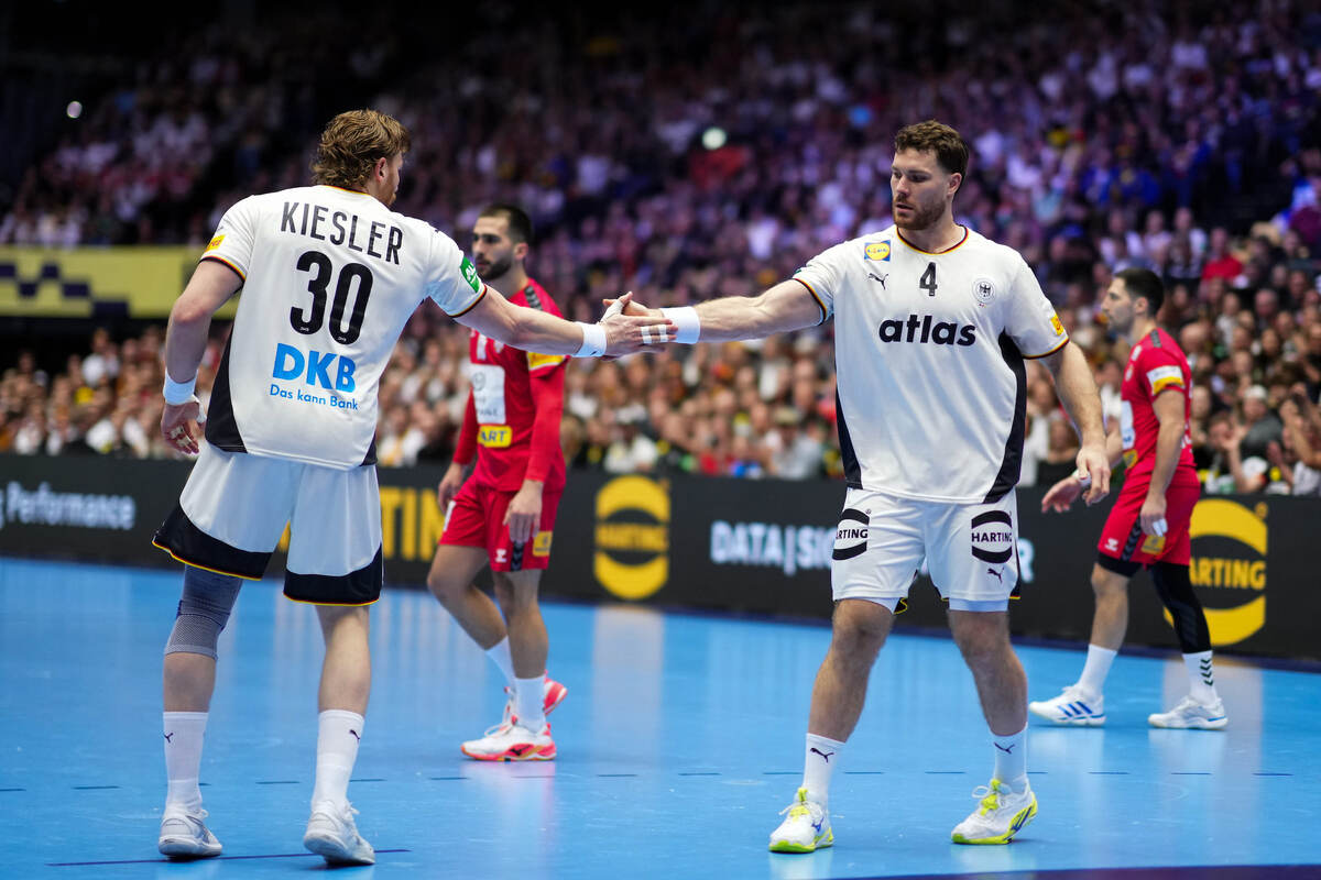    Немцы (в белой форме) оказались на краю пропасти