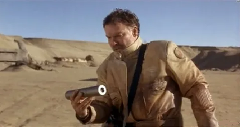 Контейнер доставлен! Момент, где его достают из руки солдата я не стал скринить: по правилам "Дзен" это можно расценить как "шокирующий контент" (с) Кадр из фильма