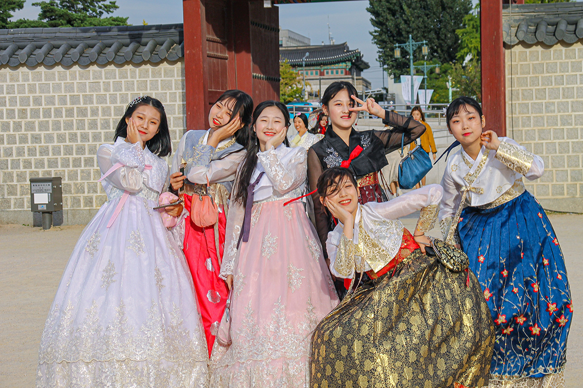 Omri Eliyahu / Shutterstock / FOTODOM📷Некоторые корейцы наряжаются на торжества в национальные костюмы