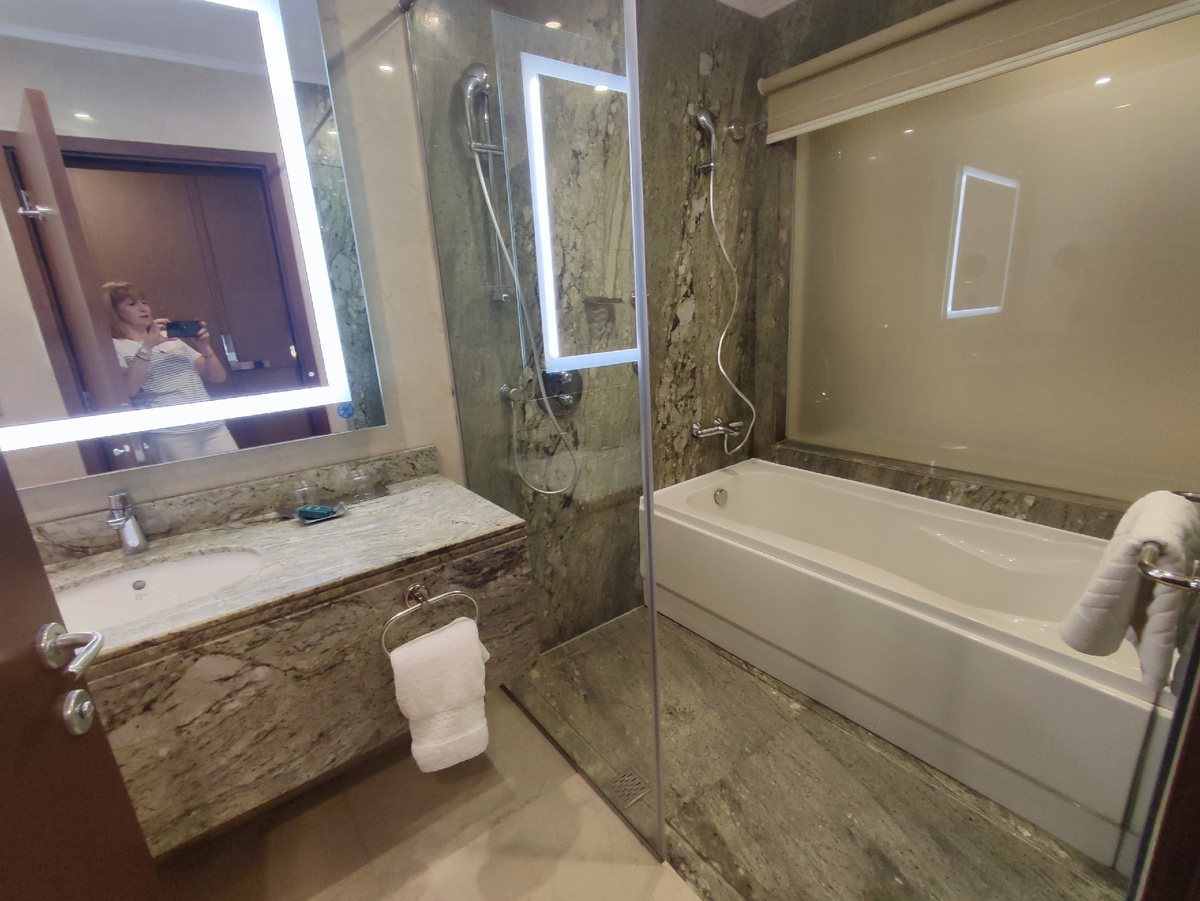 Есть и ванна, и душ - кому что удобно