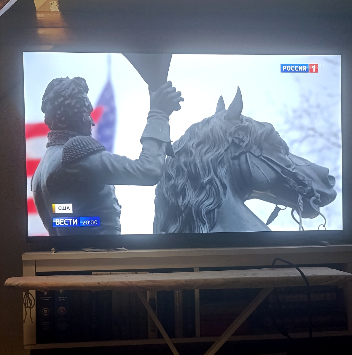 Фото автора. Дома, с телевизора. 