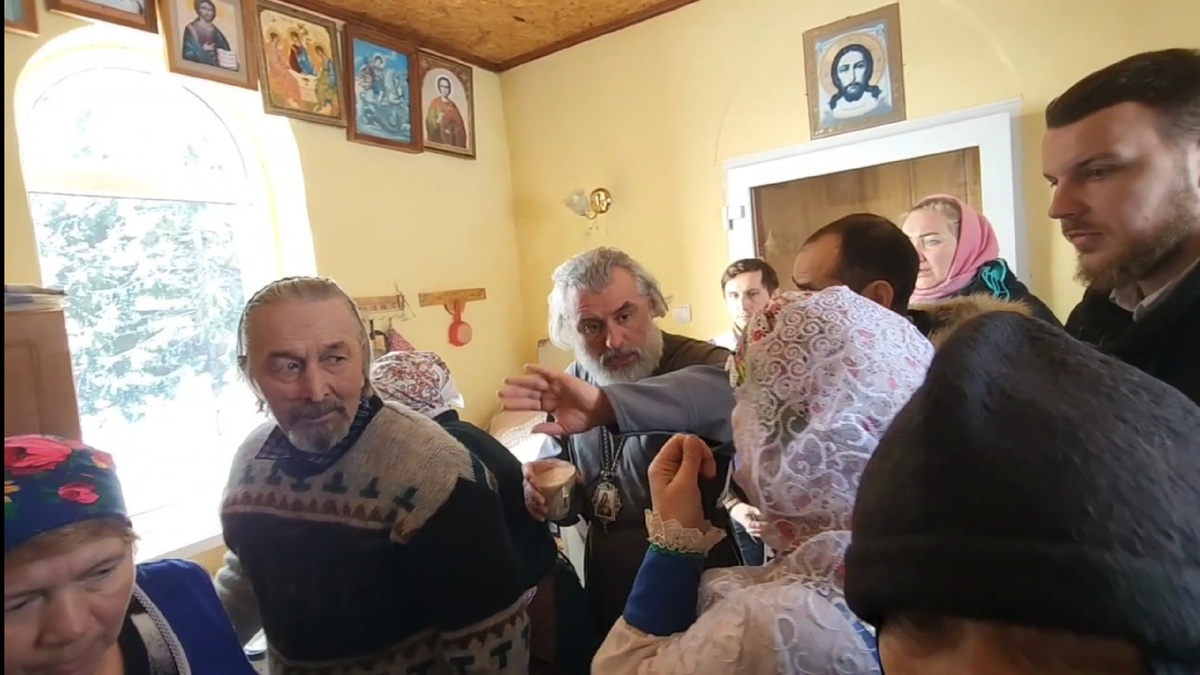 Перед нападением на правозащитника и экс-депутата епископ замахнулся на женщину