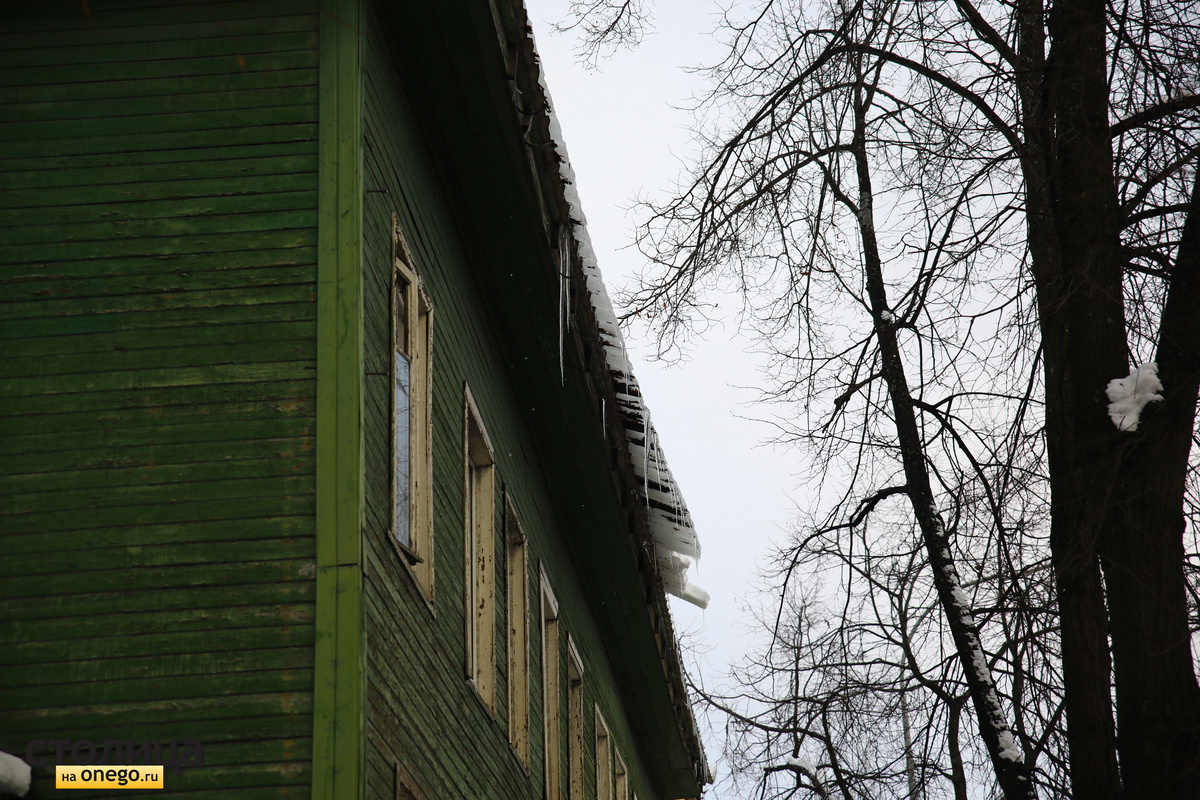    «Срезают лазером сосули»: проверили, насколько опасно ходить по тротуарам в центре Петрозаводска © Людмила Корвякова