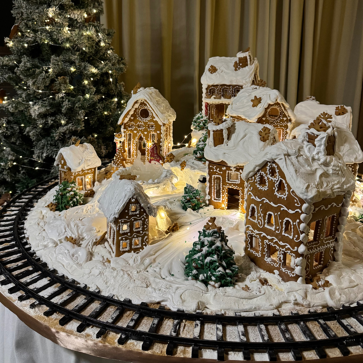 На входе встречают пряничные домики