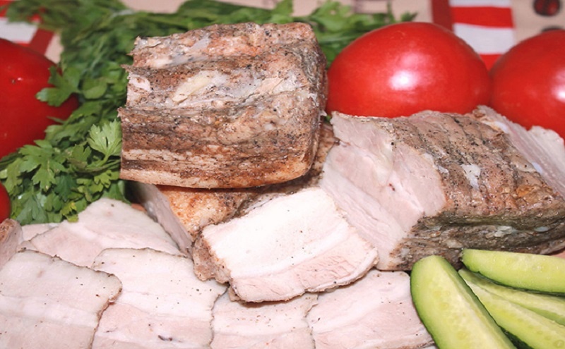 Сочная свиная грудинка без лишних хлопот: как приготовить домашний деликатес