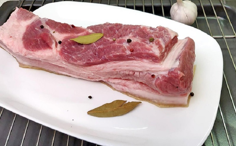 Сочная свиная грудинка без лишних хлопот: как приготовить домашний деликатес 