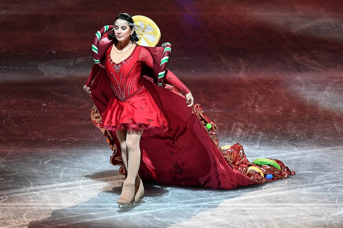     Ирина Слуцкая выступает в ледовом шоу / РИА Новости / Владимир Песня