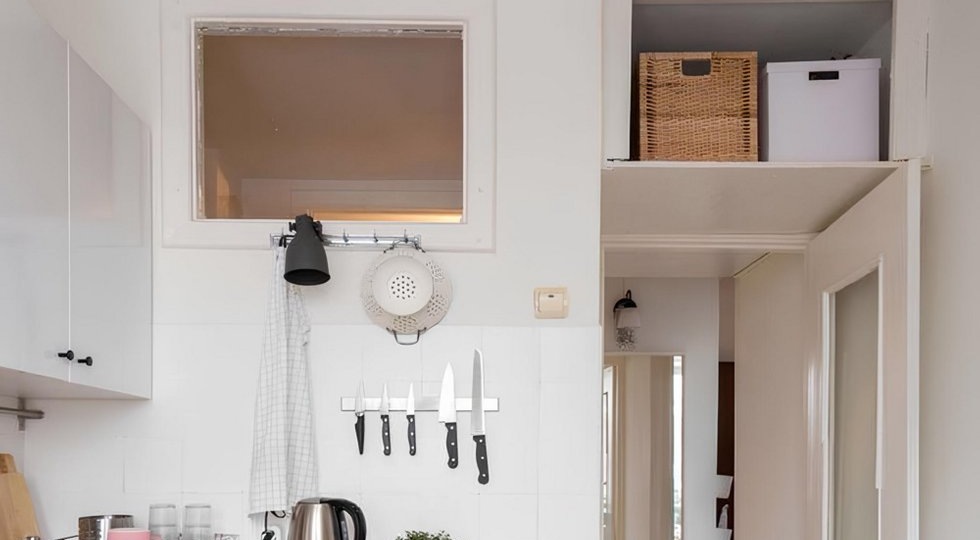 Почему в хрущевках окно между ванной и кухней, и стоит ли его заделывать в 2026 году