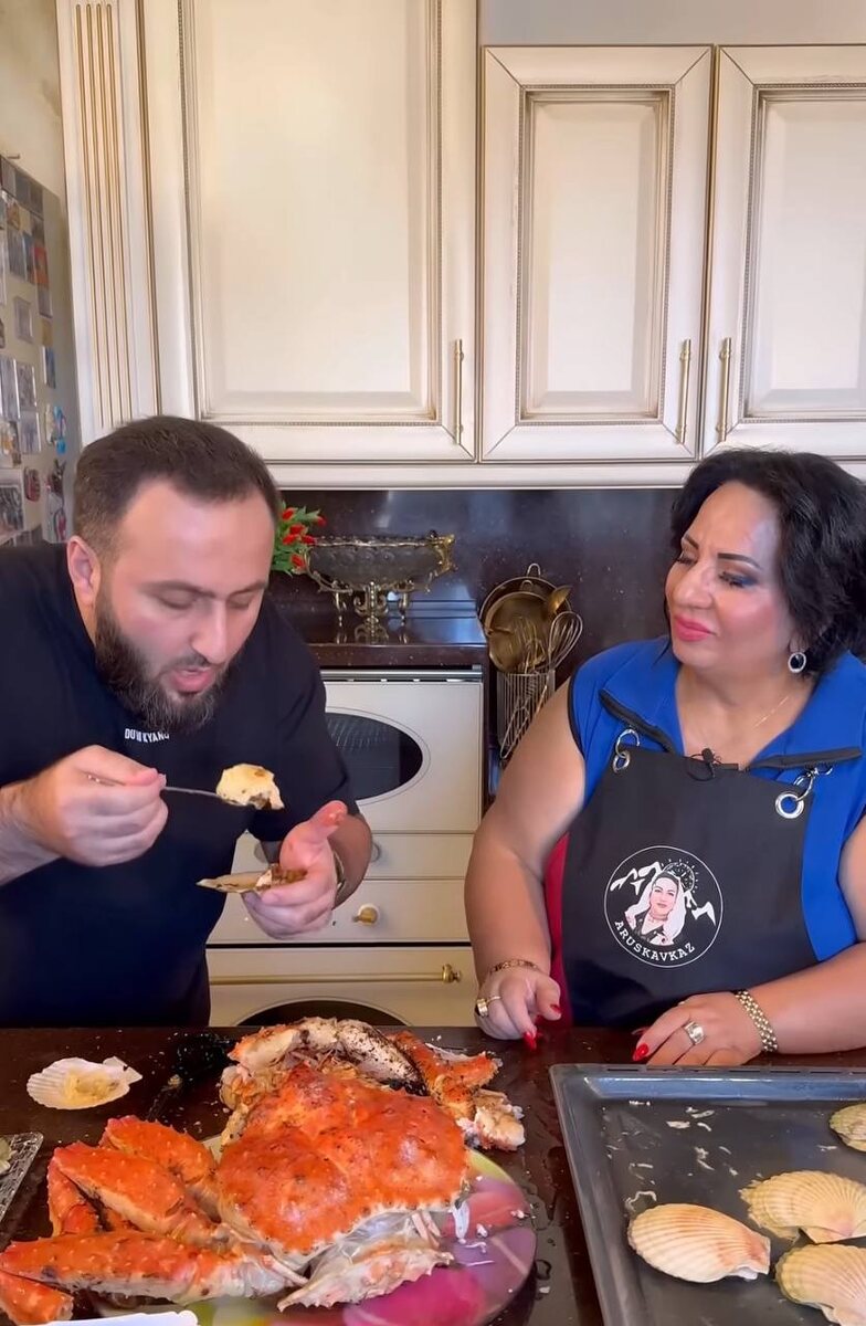 Угощаем сыночка ракушками