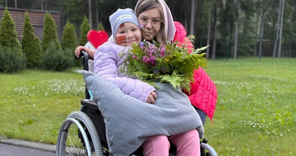 После третьей операции Меланию парализовало, она не могла говорить и двигаться