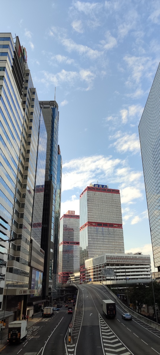 В хитросплетении бесконечных переходов, впечатляющих эстакад и узких переулков трудно ориентироваться, но ещë труднее не потерять львиную долю дня, пытаясь сфотографировать как можно больше архитектурных чудес Гонконга. 