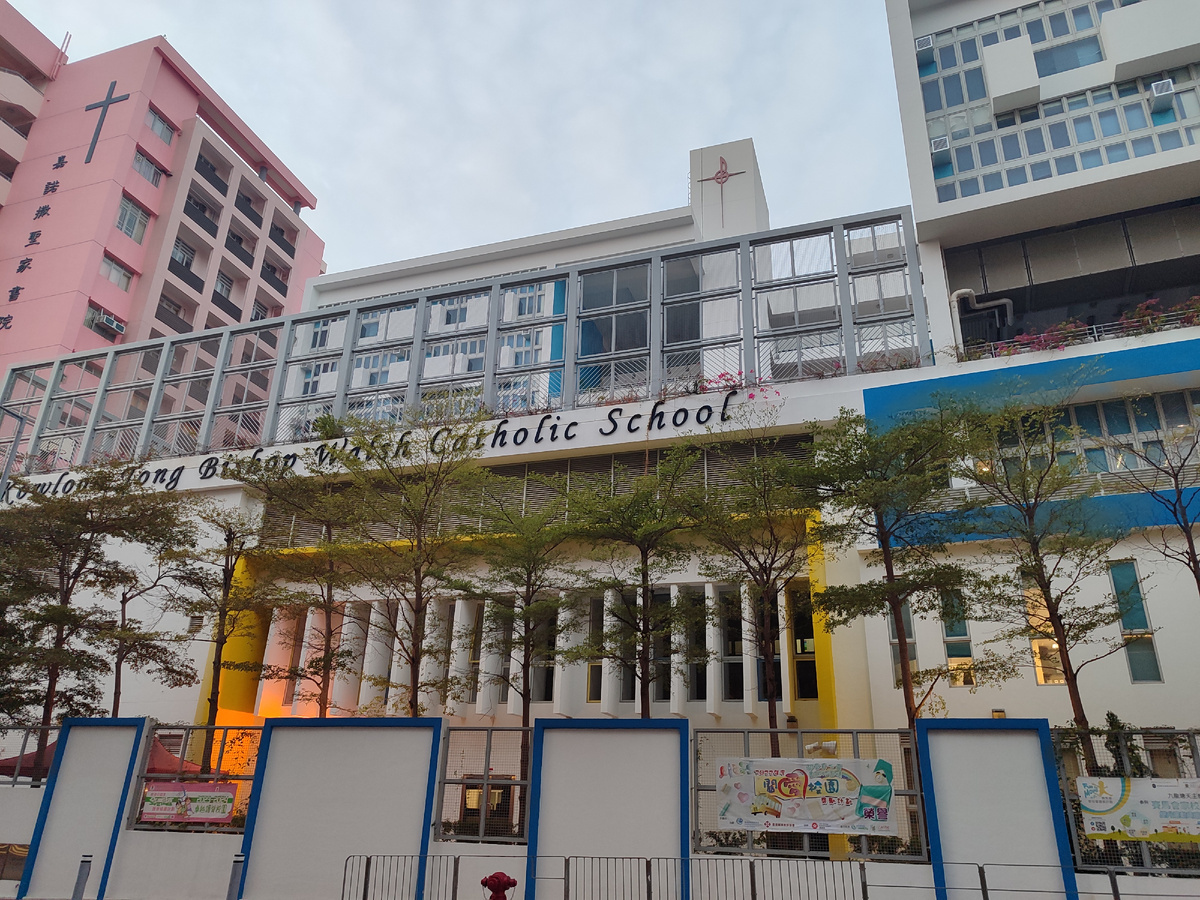 Пока день молод, у нас есть возможность идти не спеша и поглазеть вокруг. Прошу отметить, что в Гонконге на удивление много католических и протестантских храмов и церковных школ. Соседствуют эти заведения с даосскими святынями, где денно и нощно возносят молитвы богам и богиням, Будде, Лао Цзы, Конфуцию и прочим сверхъестественным существам. 