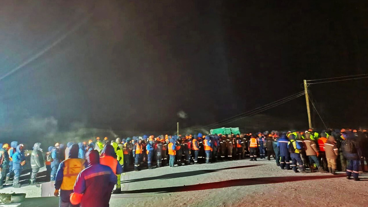 Очереди в столовую на морозе -30С