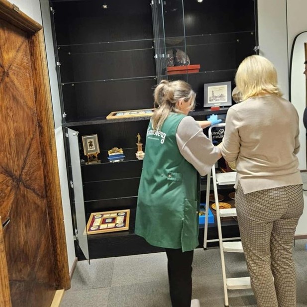 Автор фото: postimees.ee. Генеральная уборка в шкафах мэрии Таллина, Эстония.