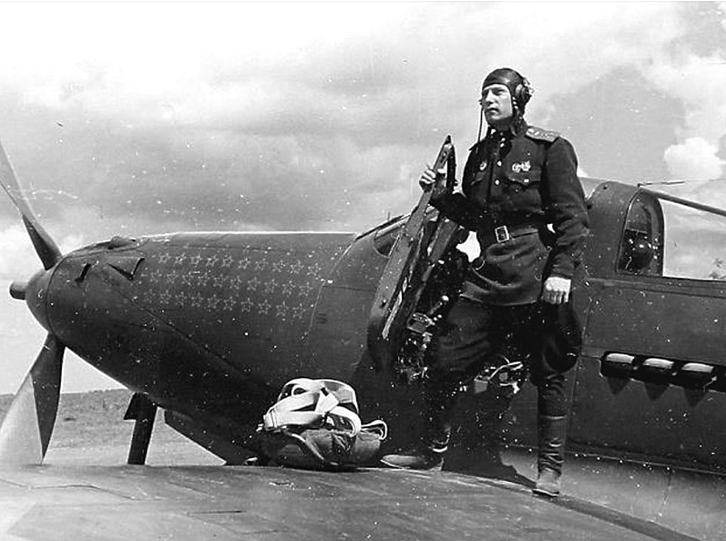 Александр Покрышкин возле П-39