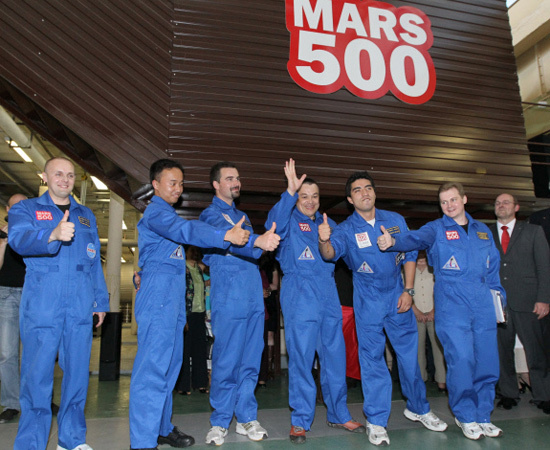 Участники 520-суточного эксперимента по моделированию полета на Марс: командир экипажа Алексей Ситев, исследователь Ванг ЮЭ, бортинженер Роман Шарль, врач Сухроб Камолов, исследователи Диего Урбина и Александр Смолеевский (слева направо). Фото: РИА Новости