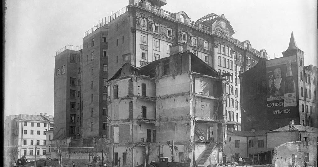 Как «Дом холостяков», в квартирах которого не было кухонь, стал «Чедомосом» для советского начальства