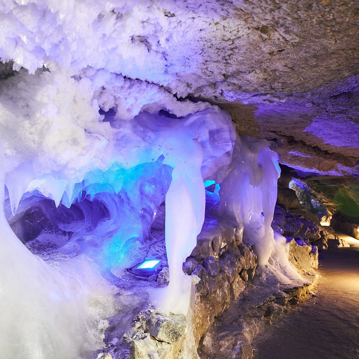 Застывшая сказка Урала: почему Кунгурская ледяная пещера - настоящее чудо природы