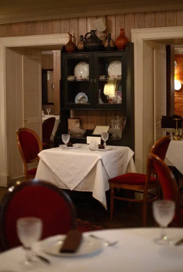 🍷 Сахли

Один из самых известных грузинских ресторанов в центре Москвы.
Здесь делают ставку на классические рецепты и насыщенный вкус без адаптации «под туристов».

Что отмечают гости:

хинкали с правильным бульоном

насыщенные соусы

спокойная, «домашняя» атмосфера