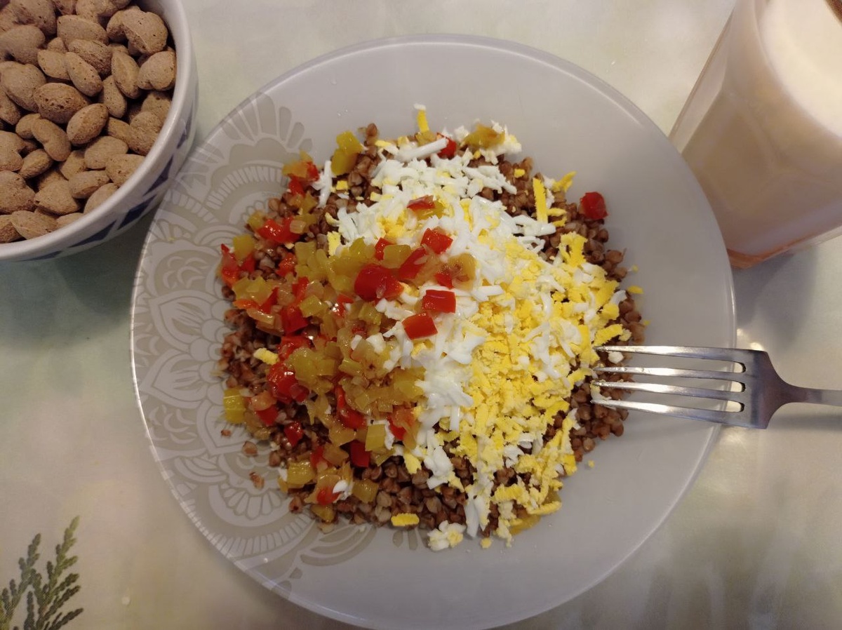 Гречка с любимым сельдереем, болгарским перцем и яйцом.