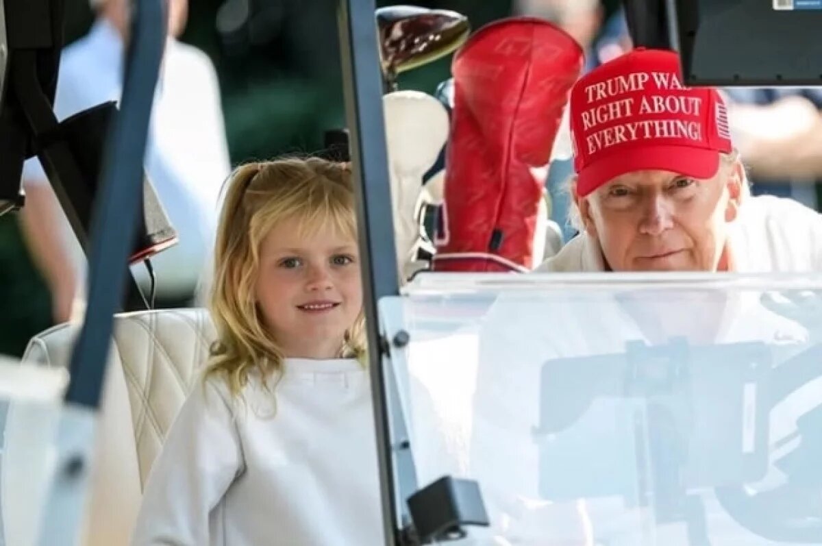    Трамп прокатил внучку на гольф-каре