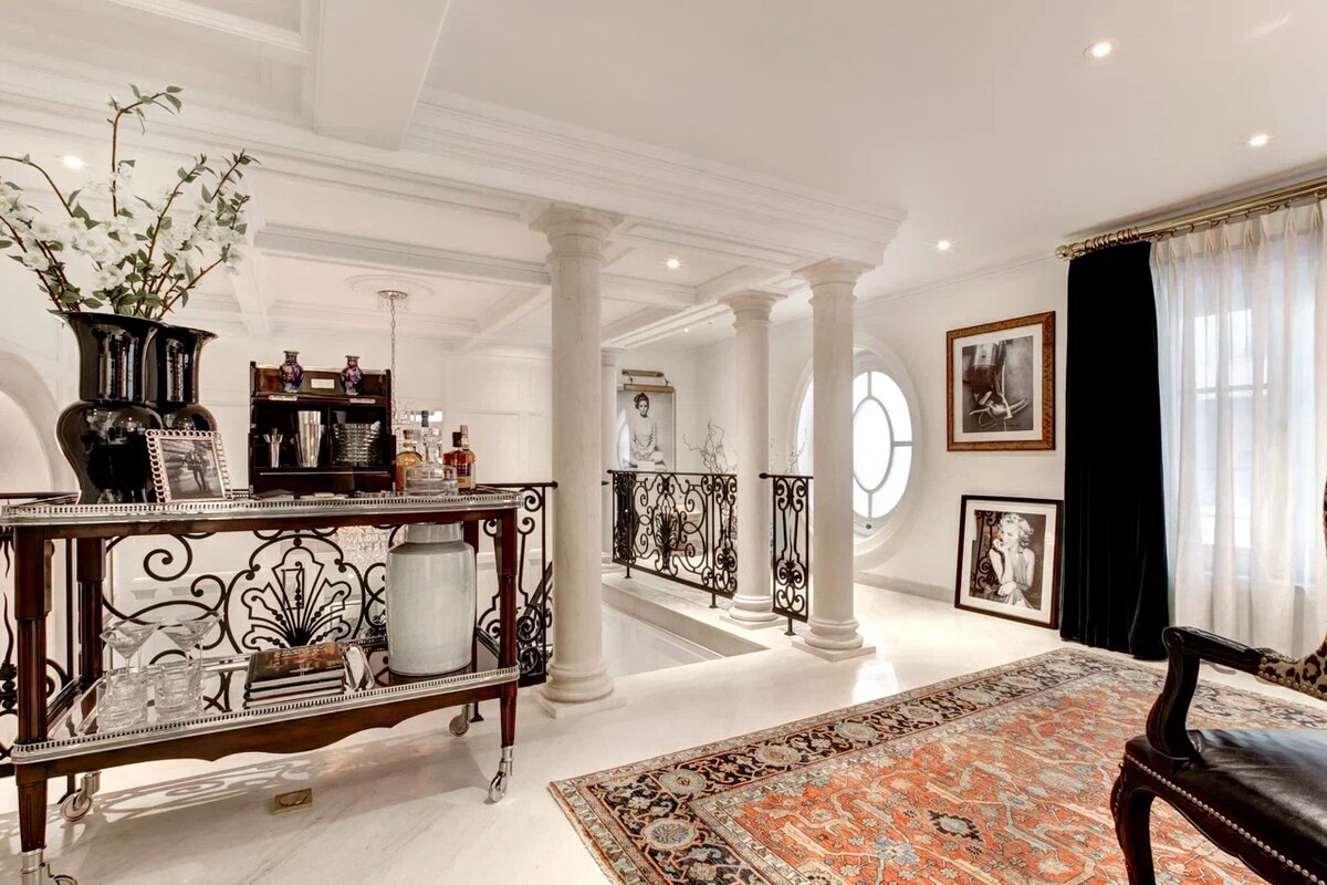 Зона ожидания хороших новостей и благородных напитков