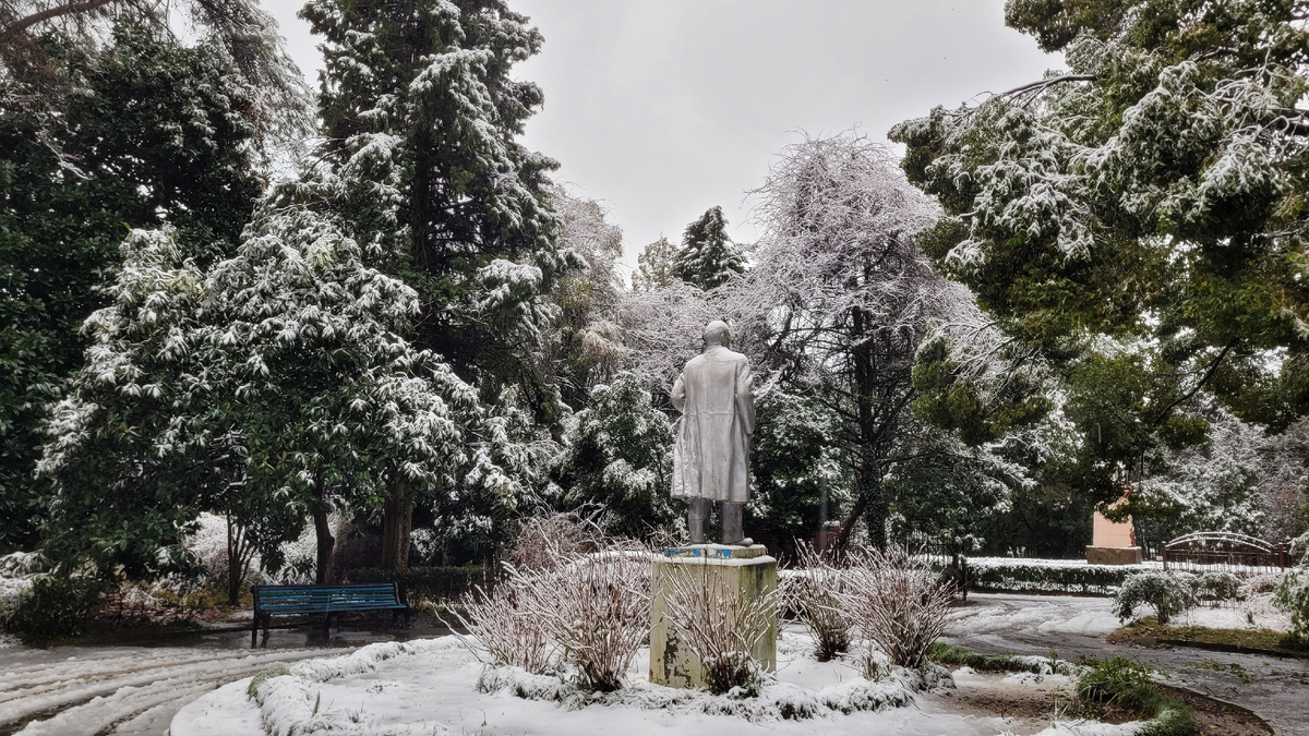 Памятник Ленину припорошило сочинским снегом