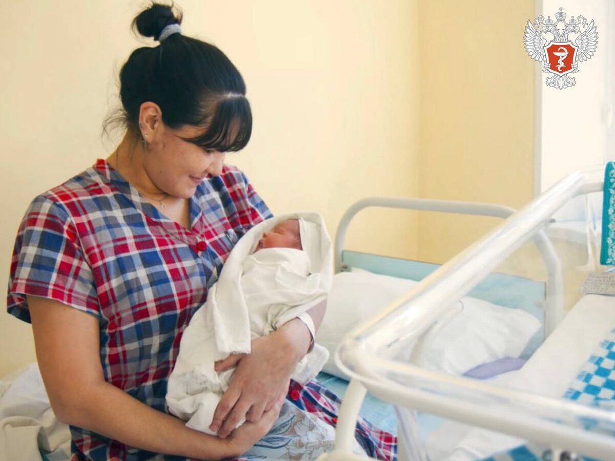 Непогода новой жизни не помеха. Сильная крепкая малышка родилась весом 2.8 кг. "Мне было очень страшно, но сейчас всё хорошо, спасибо медикам", - говорит молодая мама. Фото Минздрав России 