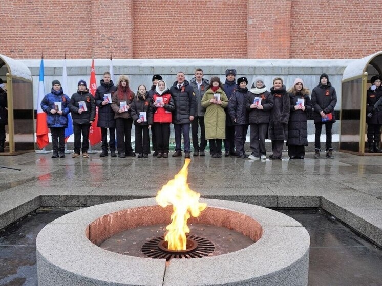     Присутствующие возложили цветы к мемориалу, почтив память настоящих героев. Фото: telegram-канал мэра Великого Новгорода Александра Розбаума
