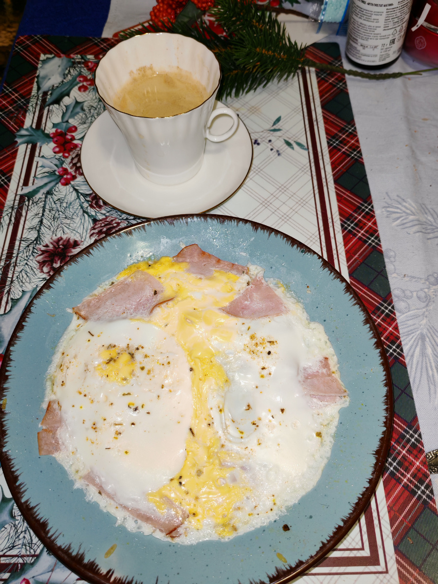 Глазунья из микроволновки. Поэтому так странно выглядит 😄