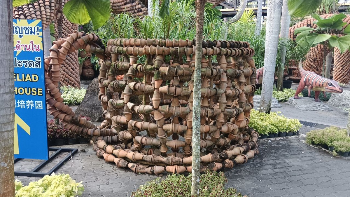 Скульптура кружки из глиняных горшков