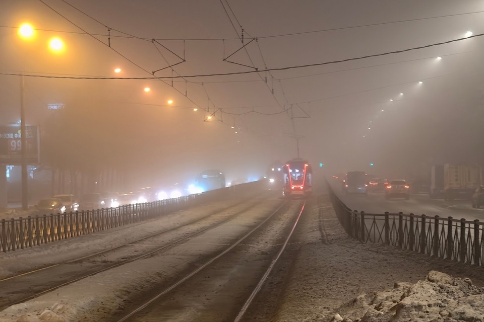    Густой туман накрыл улицы Петербурга. Алексей БУЛАТОВ