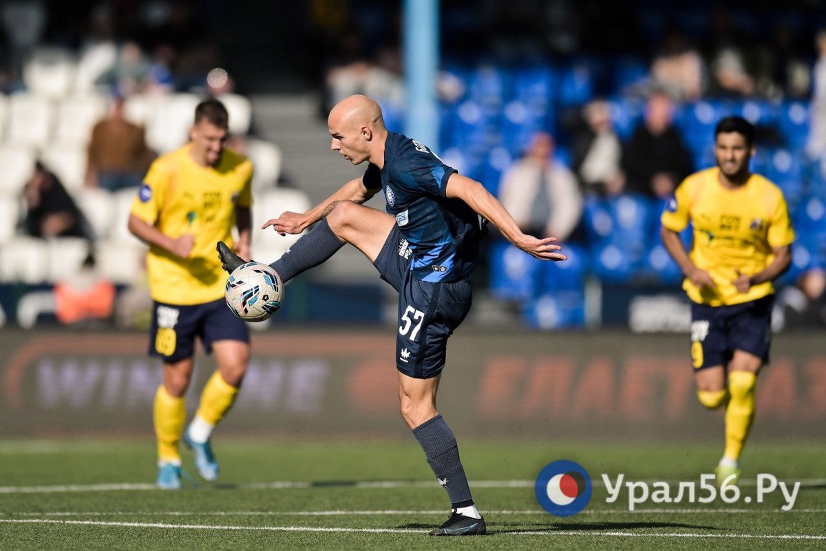    Полузащитник ФК «Оренбург» Евгений Болотов забил гол ударом с середины поля