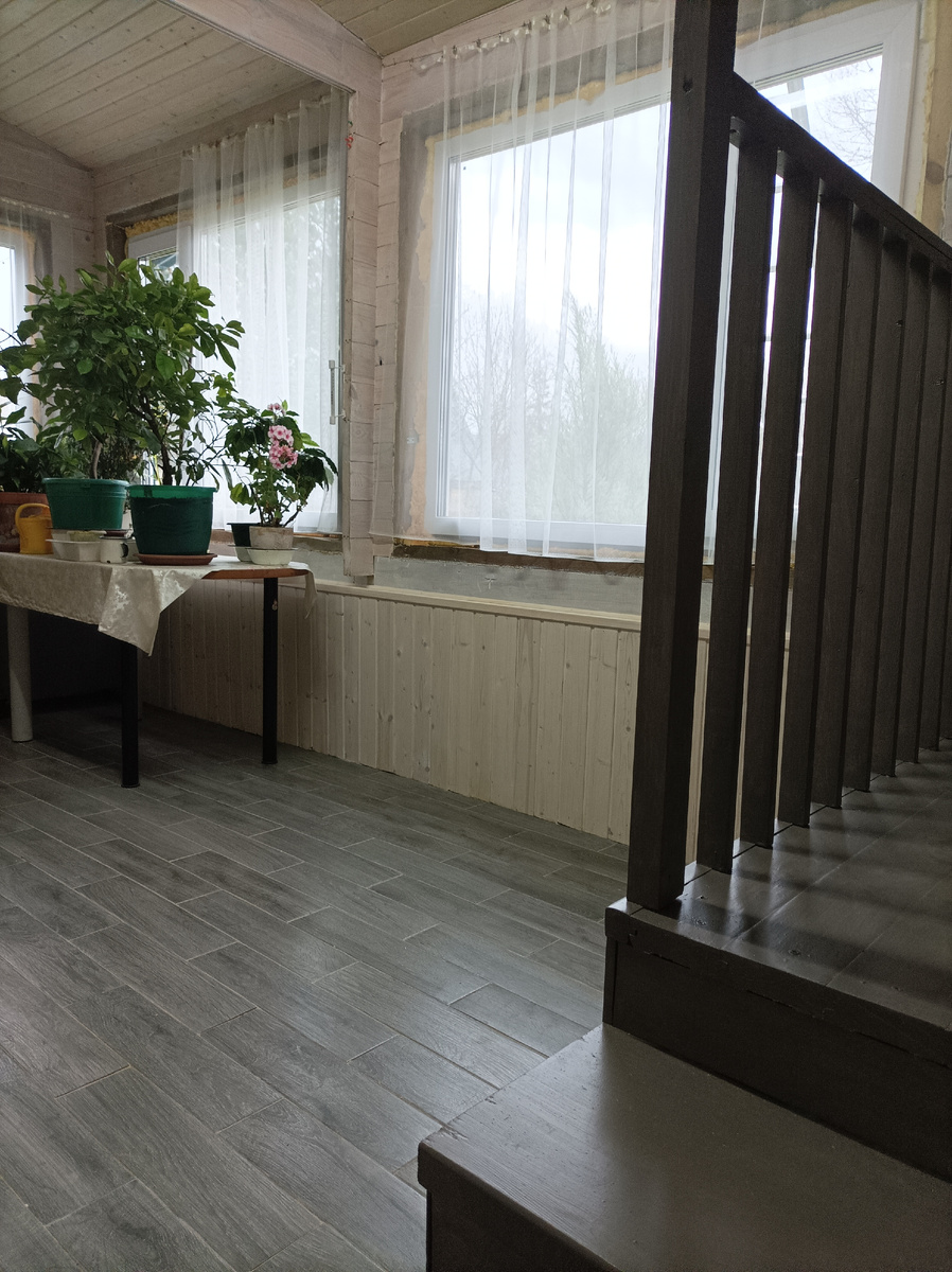 Войдя в помещение, попадаем на крыллечко, спускаемся вниз, на пол, который находится ниже уровня земли.