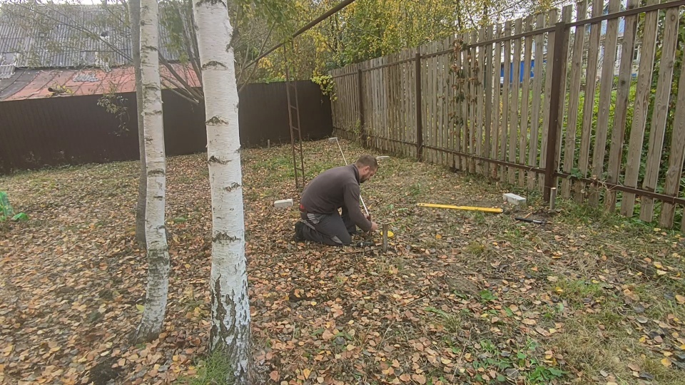 Логично, что они должны быть равны, иначе вместо прямоугольного строения мы получим ромб.