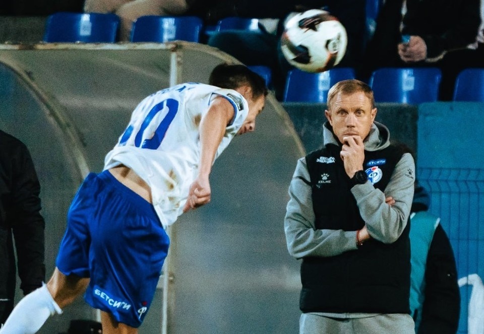    Парни Олега Василенко (на фото) единолично лидируют в первой лиге (второй по рангу дивизион России) после 21-го тура. телеграм-канал ФК "Факел".