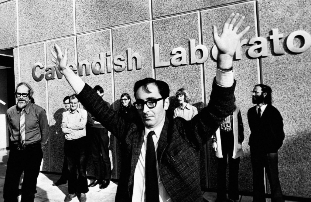 Нобелевский лауреат 1972 года Брайан Джозефсон, открывший эффект Джозефсона, отмечает объявление о решении Нобелевского комитета