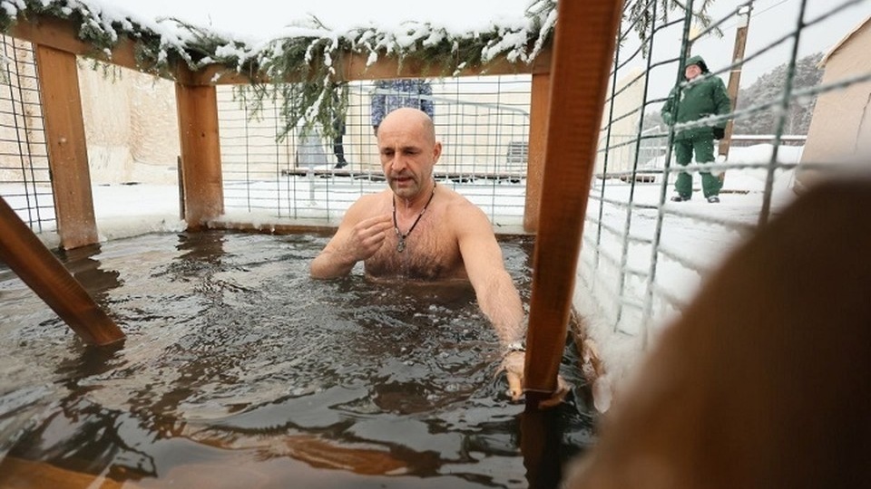 На Крещение полпред Артем Жога окунулся в прорубь в Екатеринбурге
