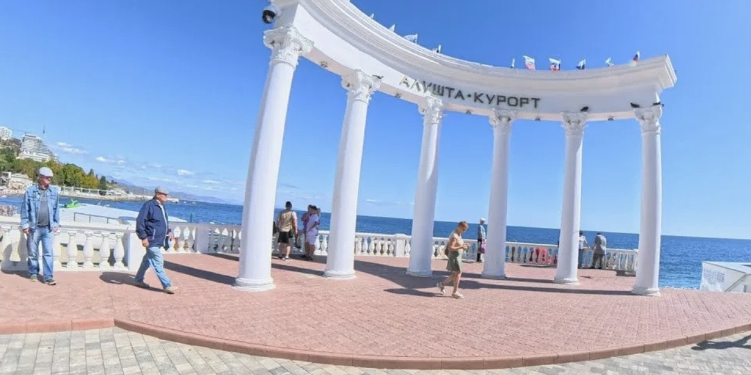 Алушта и центральная набережная. Курортный город Крыма с горами прямо у моря.