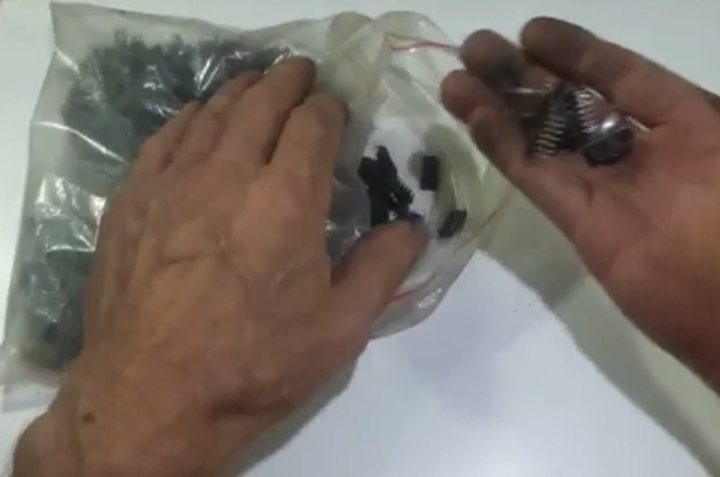 Добыча золота из старых микросхем — это трудоемкий химический процесс,