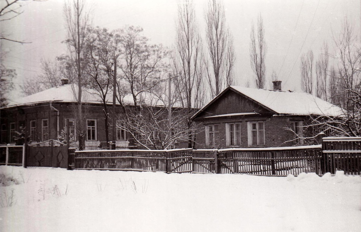 Слева - бывший дом Яничкиных, ныне улица Ленина, 78. Фото конца 1970-х гг.