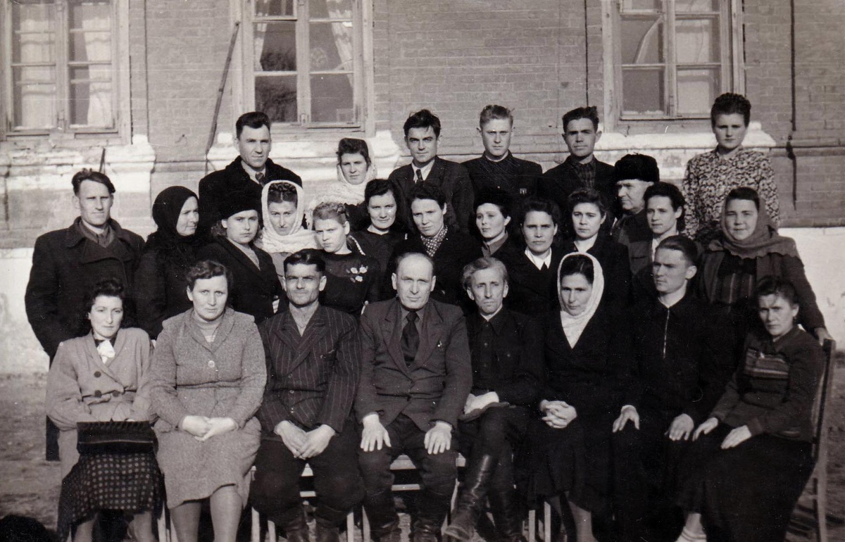 Сотрудники Пролетарского районного сельскохозяйственного отдела возле бывшего дома Яничкиных, вторая половина 1950-х гг. Известны лишь двое: сидят третий слева - Анзор Исаевич Бек, третья справа - Марина Ильинична Морозова