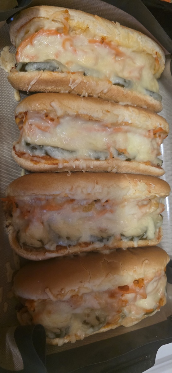 Вот такие  вкуснейшие хот-доги у меня сегодня получились. Хочу поделиться с вами этим простым рецептом.
ИНГРЕДИЕНТЫ:
•	Булочки для хот-догов 4 шт
•	Сосиски 4 шт
•	Огурчики маринованные 1шт
•	Морковь по-корейски 70 гр
•	Горчица зернистая 2 ч.л
•	Кетчуп  2 ч.л
•	Майонез 2.ч.л
•	Сыр 100 гр
Для соуса смешиваем горчицу, кетчуп и майонез, промазываем булочки,  выкладываем в каждую булочку сосиску. Далее с одной стороны кладём нарезанные слайсами маринованные огурчики , с другой стороны морковь по- корейски, а по центру натёртый сыр. Отправляем в разогретую духовку на 5-7 минут при 180⁰. Это очень вкусно!!Если вам зашёл мой рецептик, ставьте лайки, подписывайтесь на мой канал♥️
