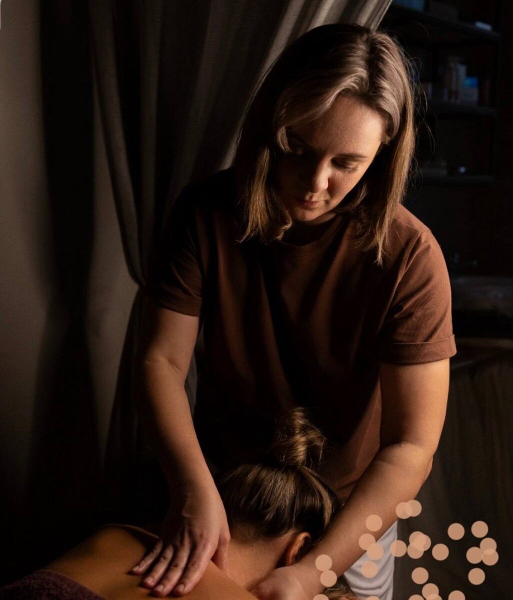 Что мы видим? Просто массаж? Необычная женщина, проводник здоровья, света, тепла, спокойствия и искренности. Что делают волшебные руки? Этими руками она собирает урожай душевного тепла.