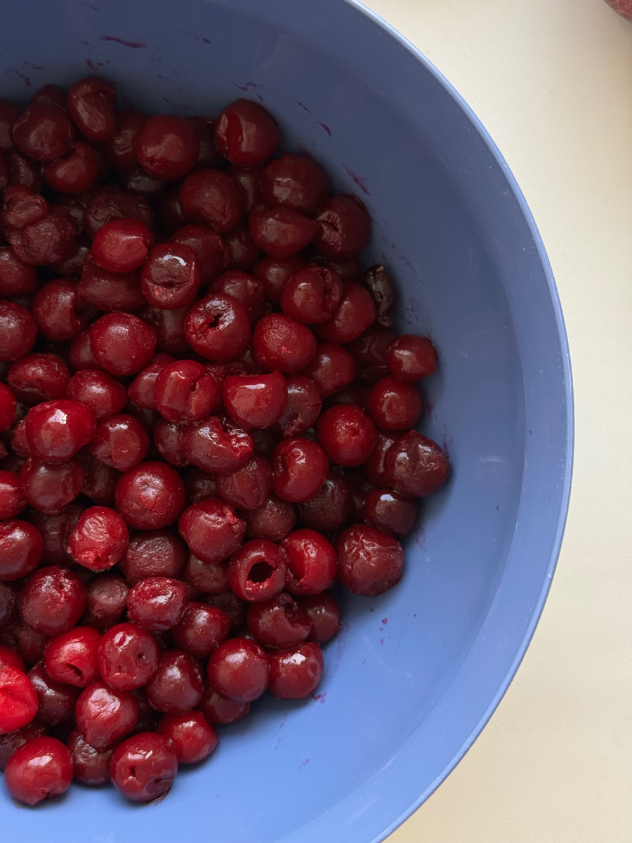 Предварительно разморозить вишню