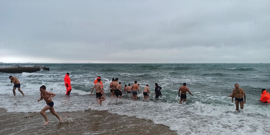 Более 20 тысяч человек приняли участие в крещенских купаниях в Крыму