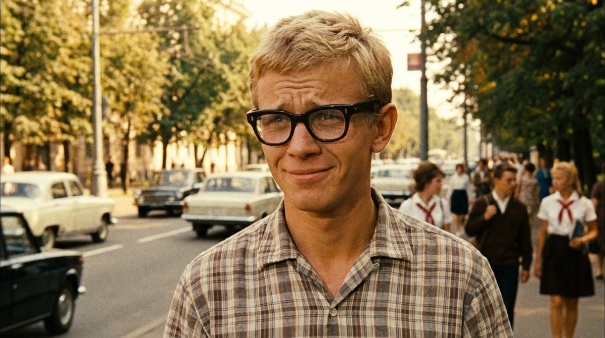 Стилизованный портрет Шурика в очках на ярком фоне.