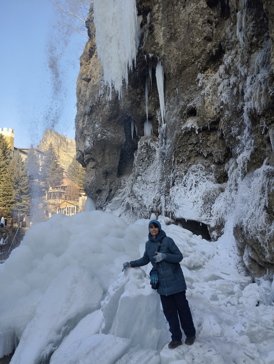 Провожаю Святки первым походом наступившего года. Вода не похожа на воду по ощущениям, а словно снег с задетой ветки сыпется сзади нежно на плечи